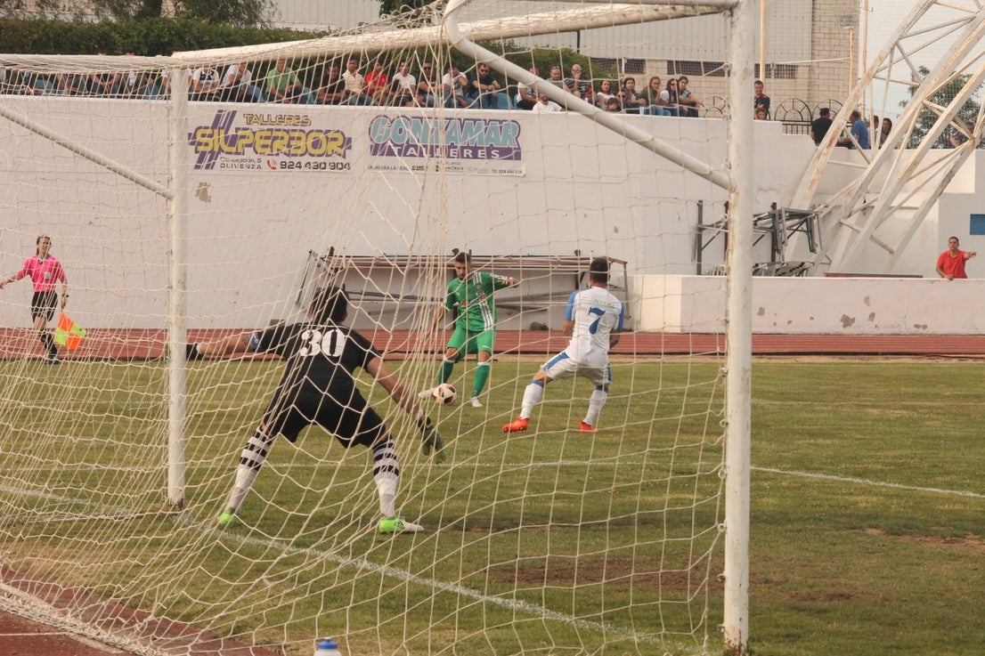 Algunas imágenes del último encuentro de liga de Tercera División disputado en la Ciudad Deportiva de Olivenza y que acabó 3-1 (19-05-2019)