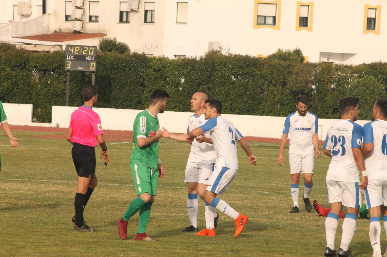 Algunas imágenes del último encuentro de liga de Tercera División disputado en la Ciudad Deportiva de Olivenza y que acabó 3-1 (19-05-2019)