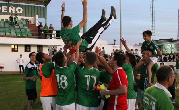 Los jugadores mantean a su entrenador Jorge