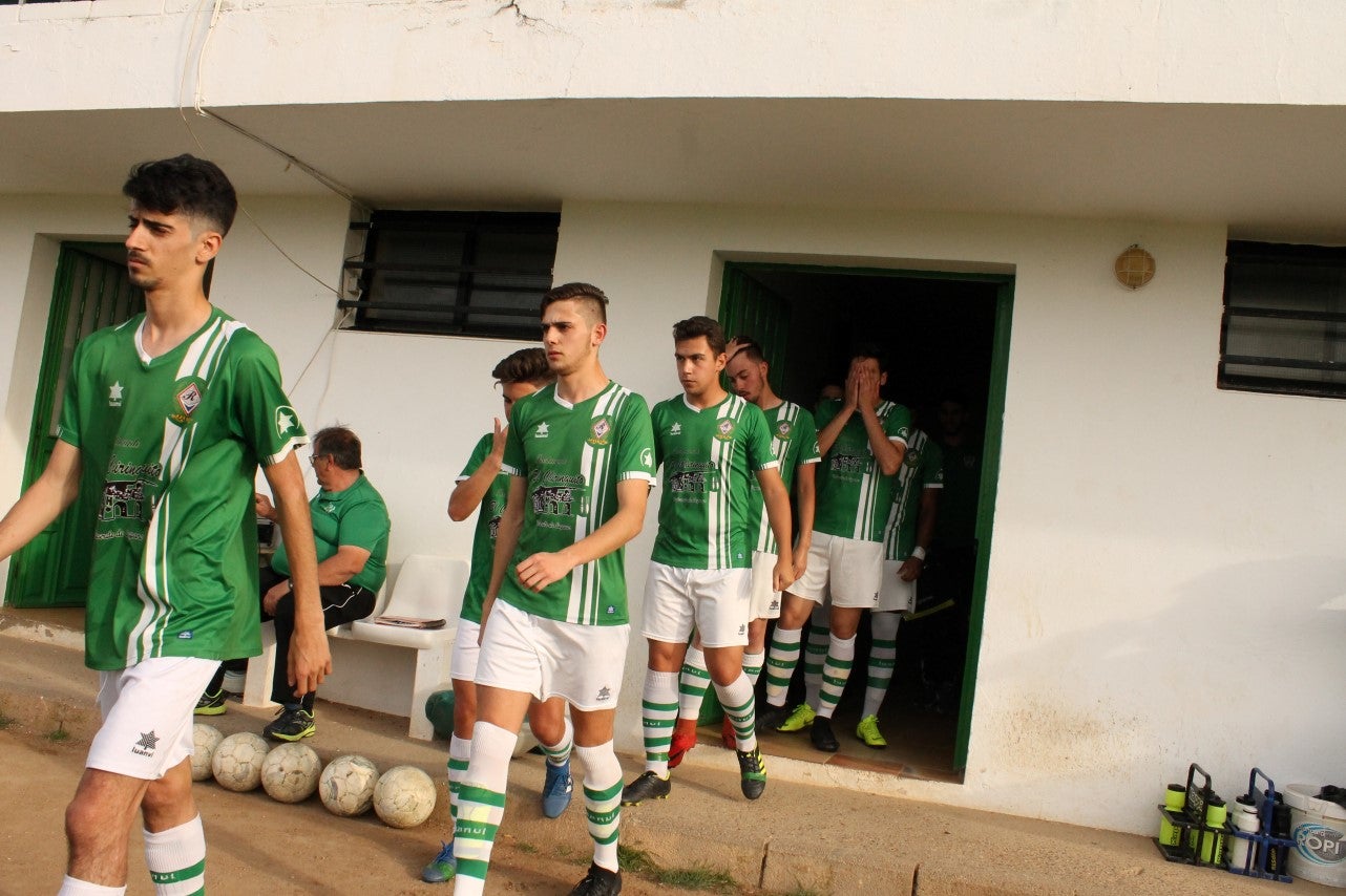 Algunas imágenes del encuentro de vuelta de la eliminatoria en la fase de ascenso a Primera División Juvenil Extremeña disputado en el Municipal de San Roque y que finalizó con 4-3 en el marcador y el ascenso de los valverdeños (24-05-2019)