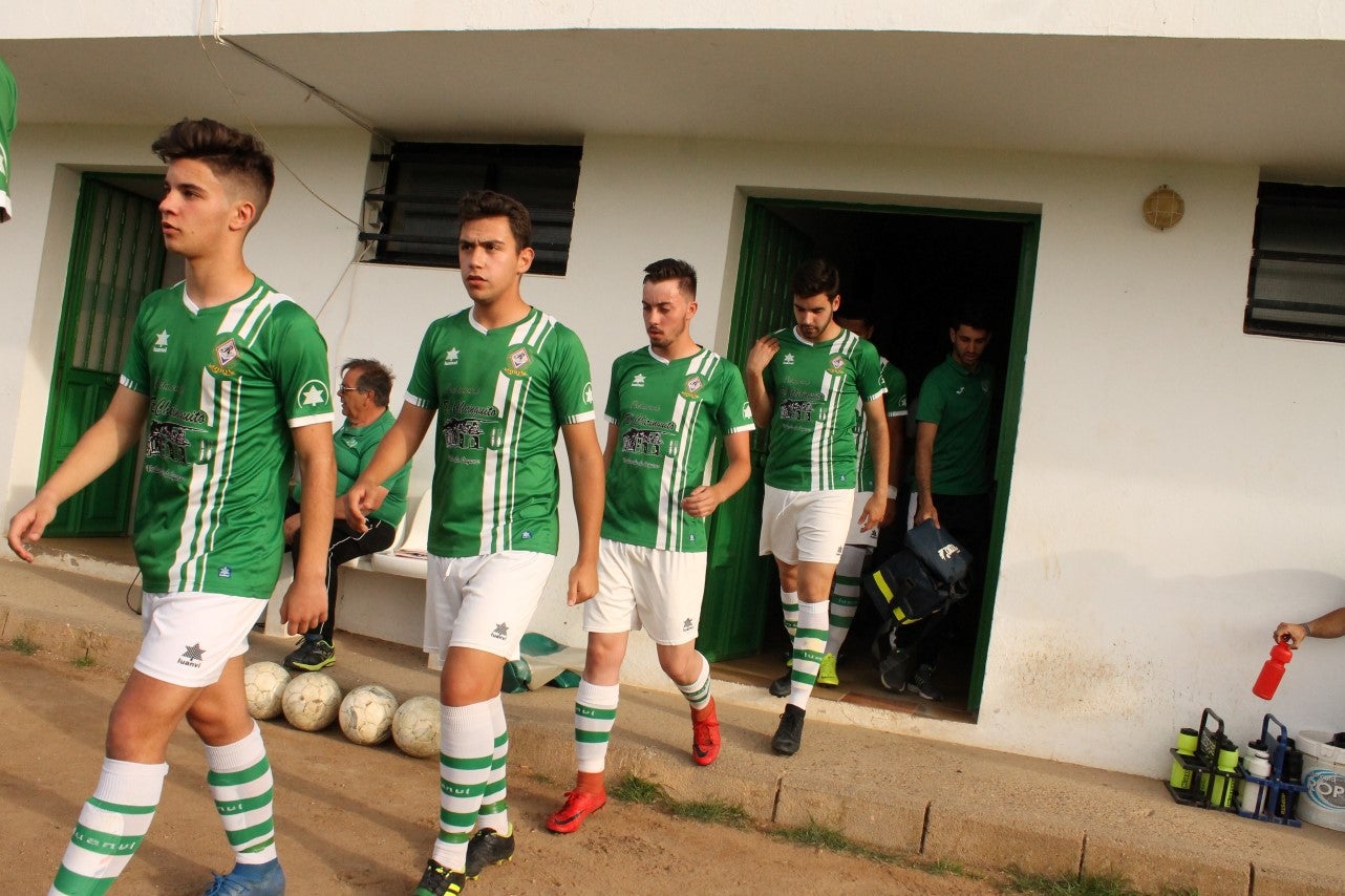 Algunas imágenes del encuentro de vuelta de la eliminatoria en la fase de ascenso a Primera División Juvenil Extremeña disputado en el Municipal de San Roque y que finalizó con 4-3 en el marcador y el ascenso de los valverdeños (24-05-2019)