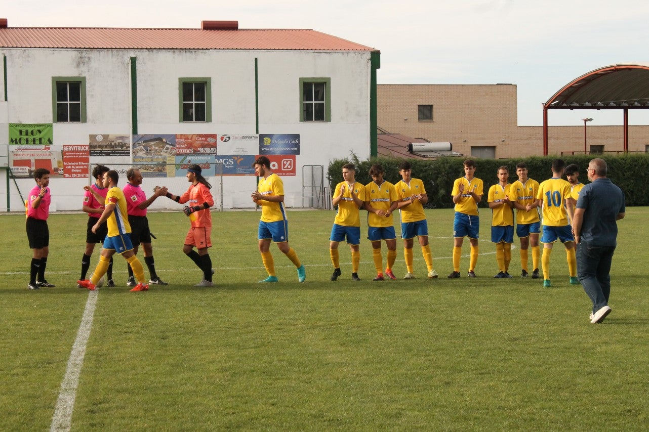 Algunas imágenes del encuentro de vuelta de la eliminatoria en la fase de ascenso a Primera División Juvenil Extremeña disputado en el Municipal de San Roque y que finalizó con 4-3 en el marcador y el ascenso de los valverdeños (24-05-2019)
