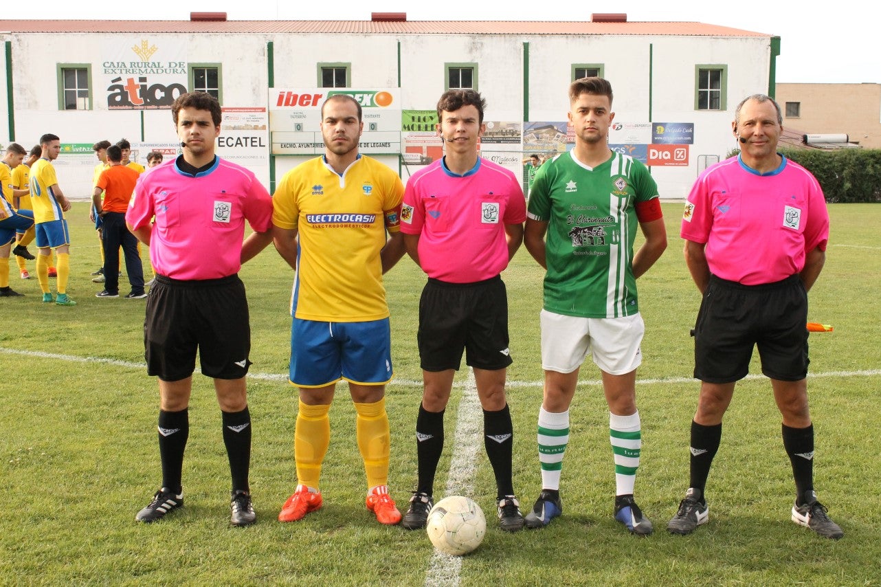 Algunas imágenes del encuentro de vuelta de la eliminatoria en la fase de ascenso a Primera División Juvenil Extremeña disputado en el Municipal de San Roque y que finalizó con 4-3 en el marcador y el ascenso de los valverdeños (24-05-2019)