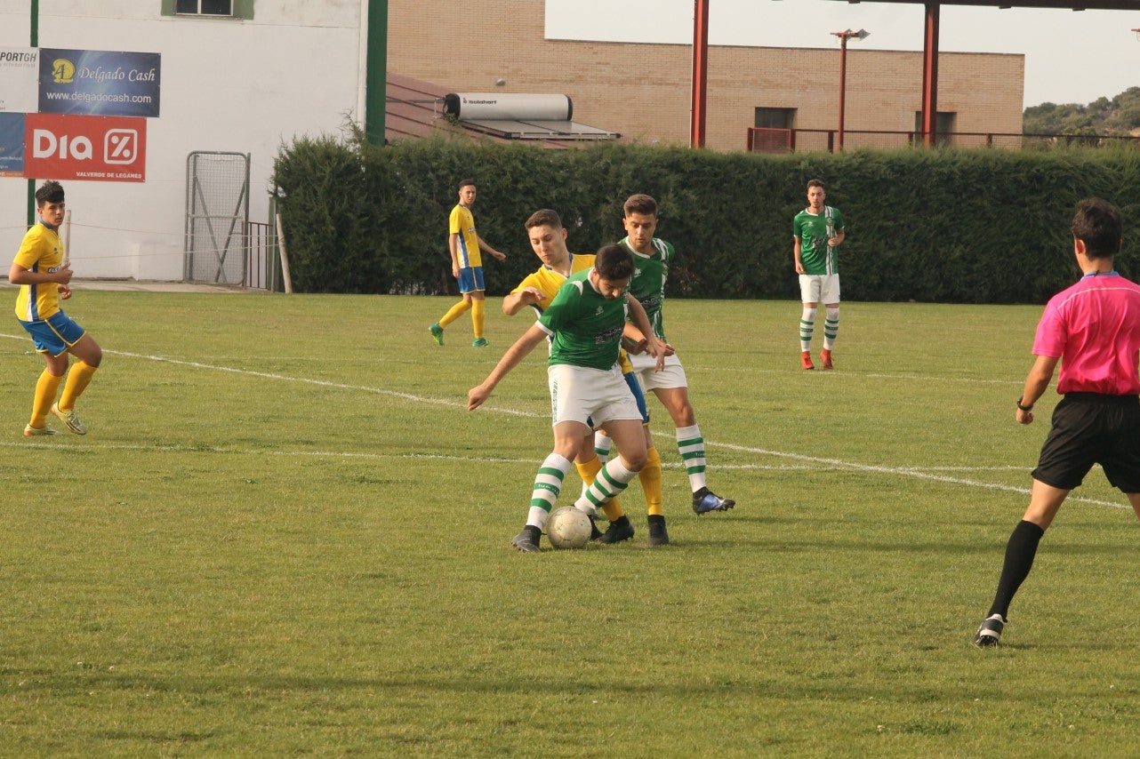 Algunas imágenes del encuentro de vuelta de la eliminatoria en la fase de ascenso a Primera División Juvenil Extremeña disputado en el Municipal de San Roque y que finalizó con 4-3 en el marcador y el ascenso de los valverdeños (24-05-2019)