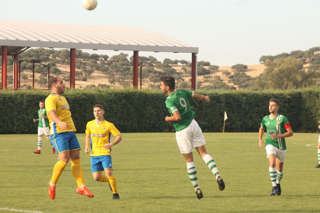 Algunas imágenes del encuentro de vuelta de la eliminatoria en la fase de ascenso a Primera División Juvenil Extremeña disputado en el Municipal de San Roque y que finalizó con 4-3 en el marcador y el ascenso de los valverdeños (24-05-2019)