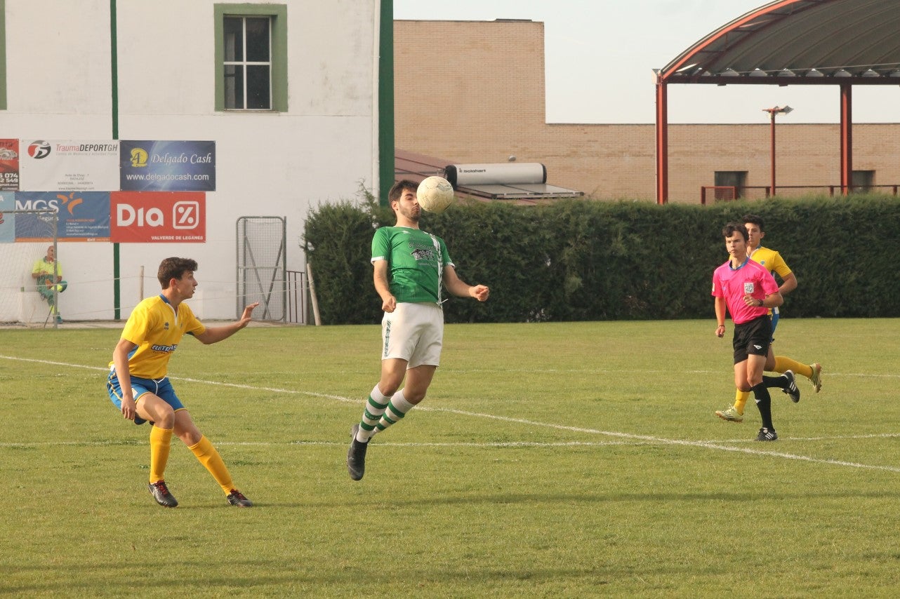 Algunas imágenes del encuentro de vuelta de la eliminatoria en la fase de ascenso a Primera División Juvenil Extremeña disputado en el Municipal de San Roque y que finalizó con 4-3 en el marcador y el ascenso de los valverdeños (24-05-2019)