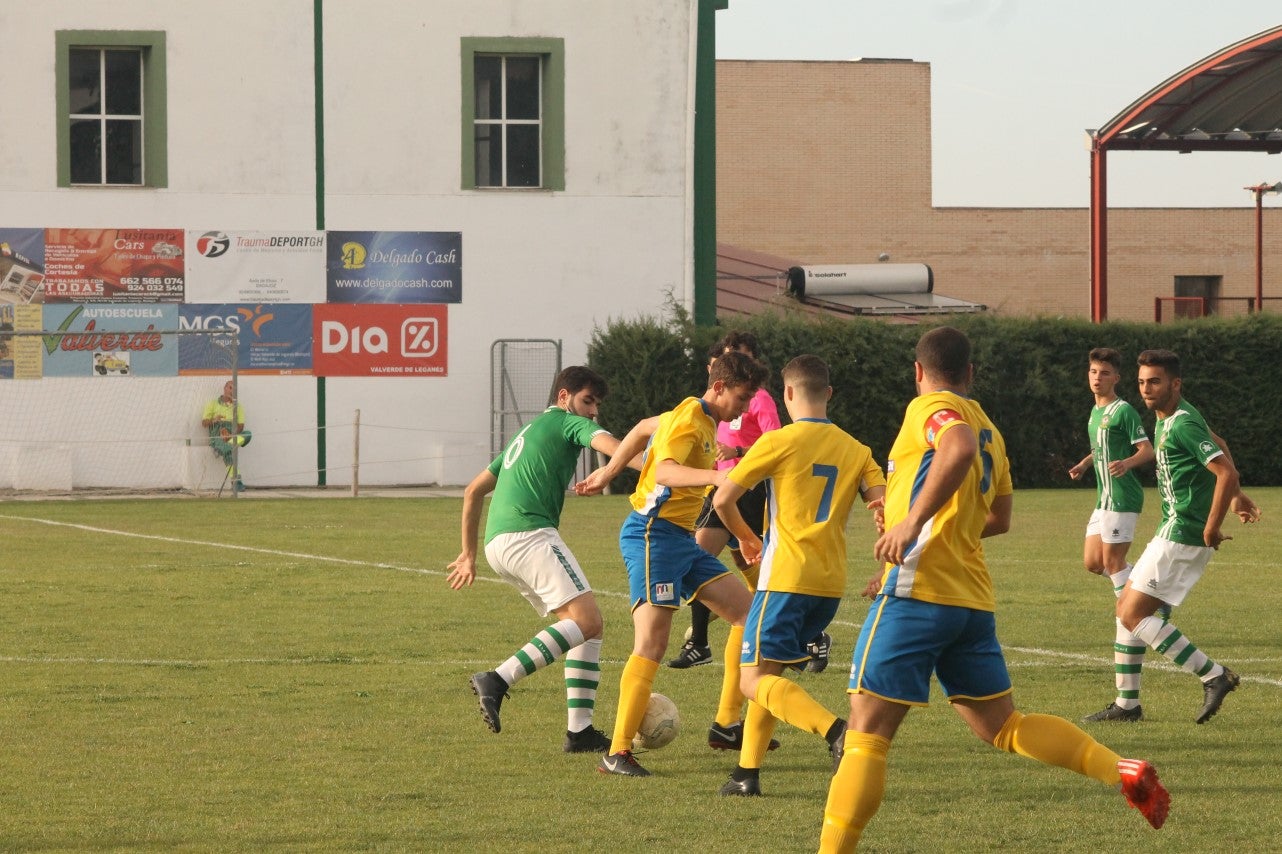 Algunas imágenes del encuentro de vuelta de la eliminatoria en la fase de ascenso a Primera División Juvenil Extremeña disputado en el Municipal de San Roque y que finalizó con 4-3 en el marcador y el ascenso de los valverdeños (24-05-2019)
