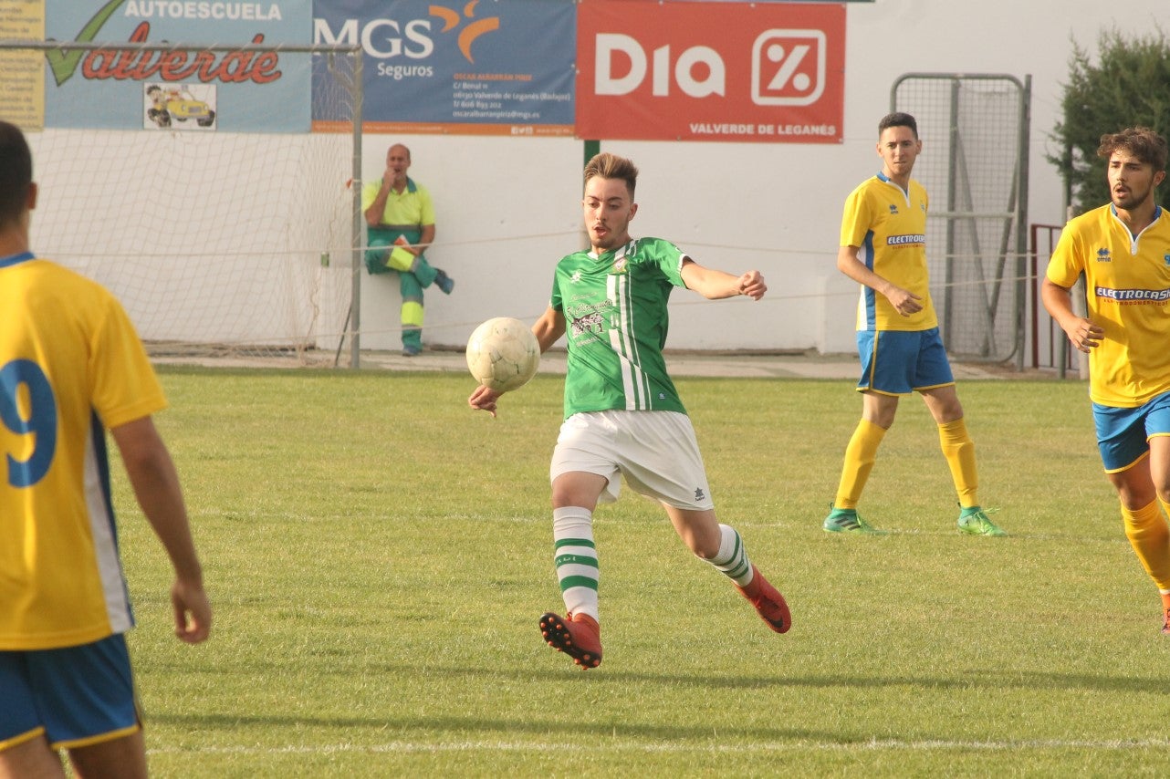 Algunas imágenes del encuentro de vuelta de la eliminatoria en la fase de ascenso a Primera División Juvenil Extremeña disputado en el Municipal de San Roque y que finalizó con 4-3 en el marcador y el ascenso de los valverdeños (24-05-2019)