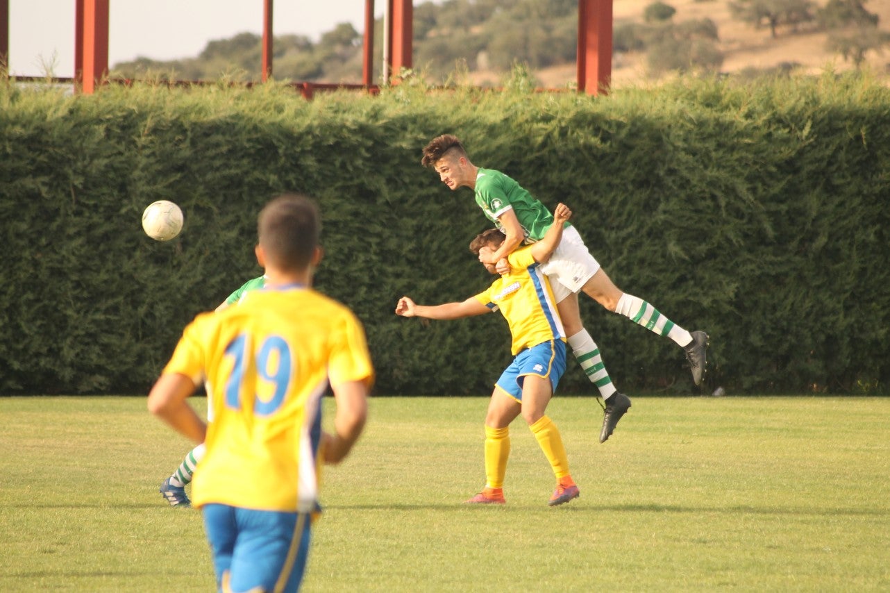 Algunas imágenes del encuentro de vuelta de la eliminatoria en la fase de ascenso a Primera División Juvenil Extremeña disputado en el Municipal de San Roque y que finalizó con 4-3 en el marcador y el ascenso de los valverdeños (24-05-2019)