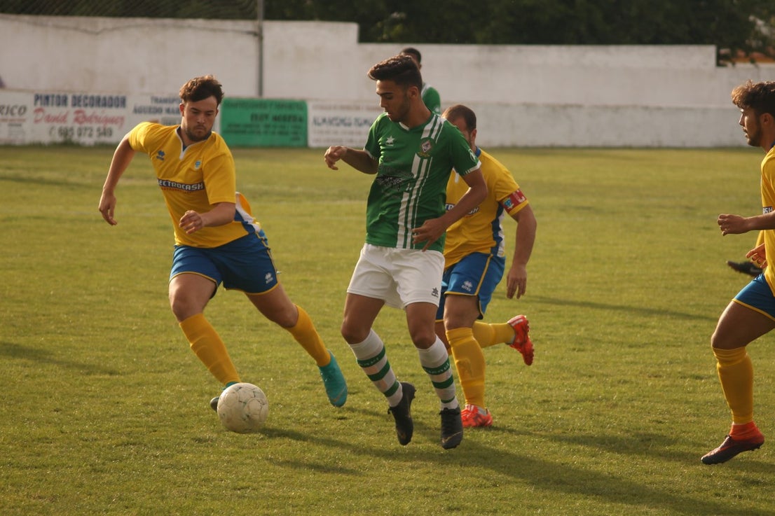 Algunas imágenes del encuentro de vuelta de la eliminatoria en la fase de ascenso a Primera División Juvenil Extremeña disputado en el Municipal de San Roque y que finalizó con 4-3 en el marcador y el ascenso de los valverdeños (24-05-2019)
