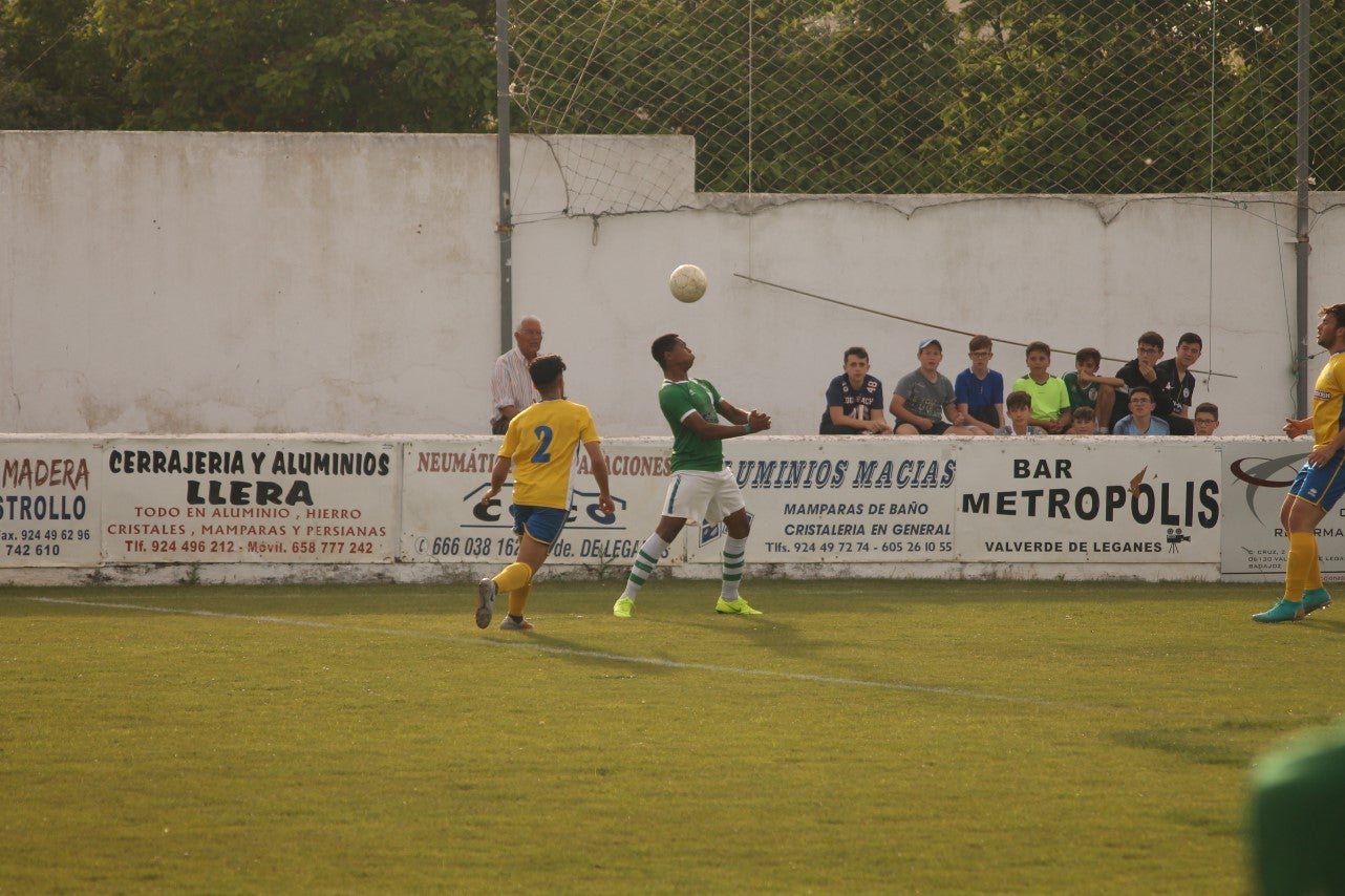 Algunas imágenes del encuentro de vuelta de la eliminatoria en la fase de ascenso a Primera División Juvenil Extremeña disputado en el Municipal de San Roque y que finalizó con 4-3 en el marcador y el ascenso de los valverdeños (24-05-2019)