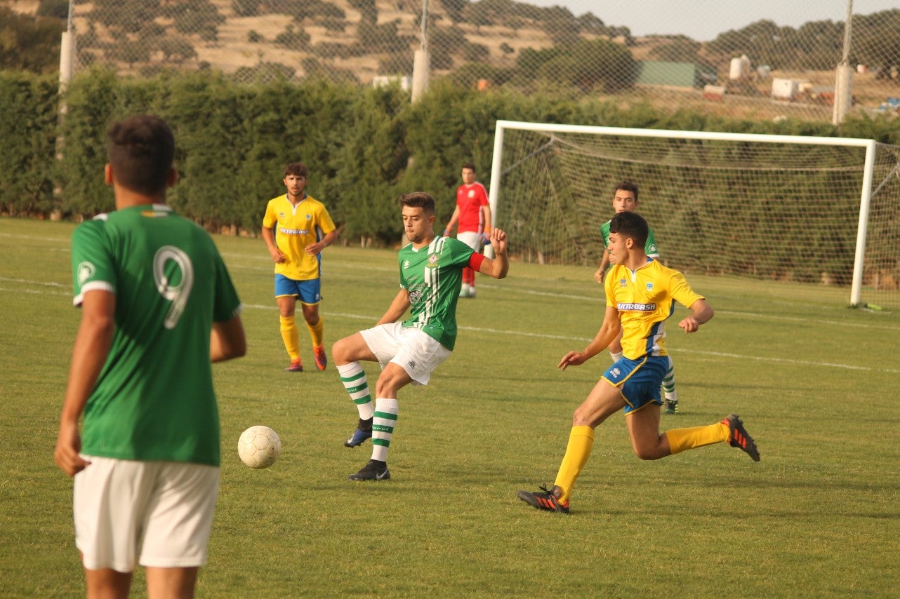Algunas imágenes del encuentro de vuelta de la eliminatoria en la fase de ascenso a Primera División Juvenil Extremeña disputado en el Municipal de San Roque y que finalizó con 4-3 en el marcador y el ascenso de los valverdeños (24-05-2019)