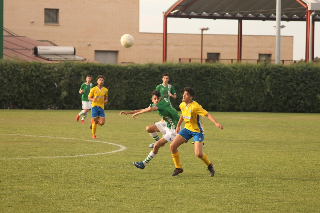Algunas imágenes del encuentro de vuelta de la eliminatoria en la fase de ascenso a Primera División Juvenil Extremeña disputado en el Municipal de San Roque y que finalizó con 4-3 en el marcador y el ascenso de los valverdeños (24-05-2019)