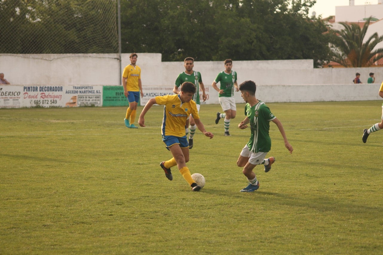 Algunas imágenes del encuentro de vuelta de la eliminatoria en la fase de ascenso a Primera División Juvenil Extremeña disputado en el Municipal de San Roque y que finalizó con 4-3 en el marcador y el ascenso de los valverdeños (24-05-2019)