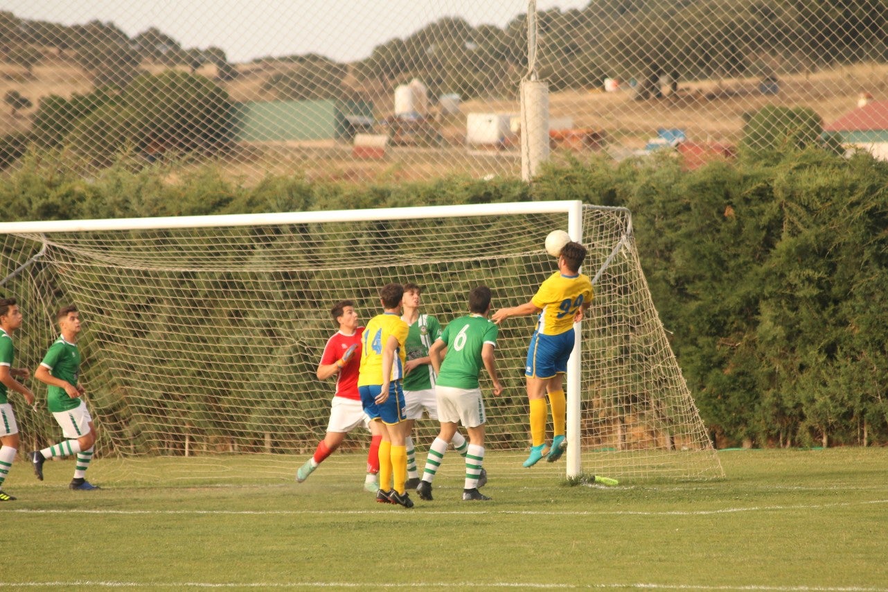 Algunas imágenes del encuentro de vuelta de la eliminatoria en la fase de ascenso a Primera División Juvenil Extremeña disputado en el Municipal de San Roque y que finalizó con 4-3 en el marcador y el ascenso de los valverdeños (24-05-2019)