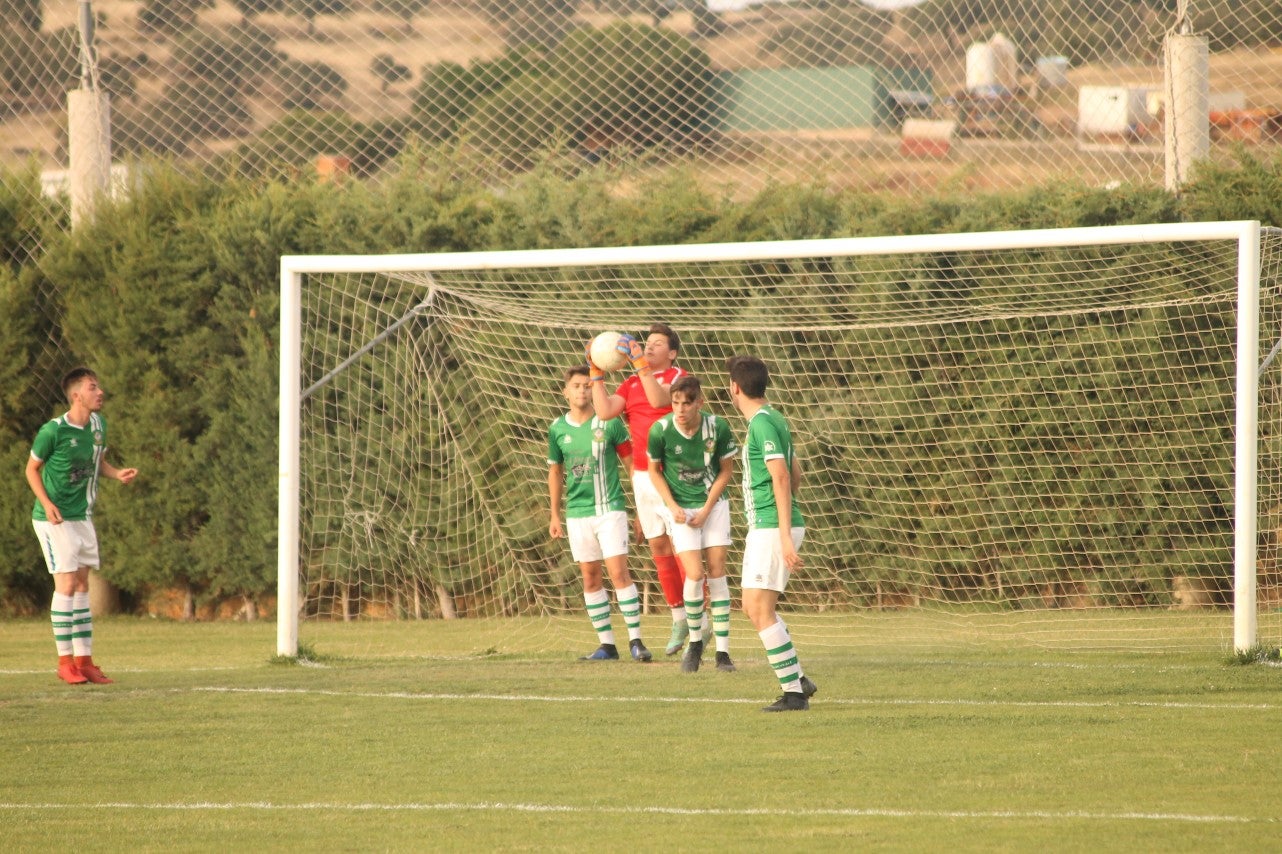 Algunas imágenes del encuentro de vuelta de la eliminatoria en la fase de ascenso a Primera División Juvenil Extremeña disputado en el Municipal de San Roque y que finalizó con 4-3 en el marcador y el ascenso de los valverdeños (24-05-2019)