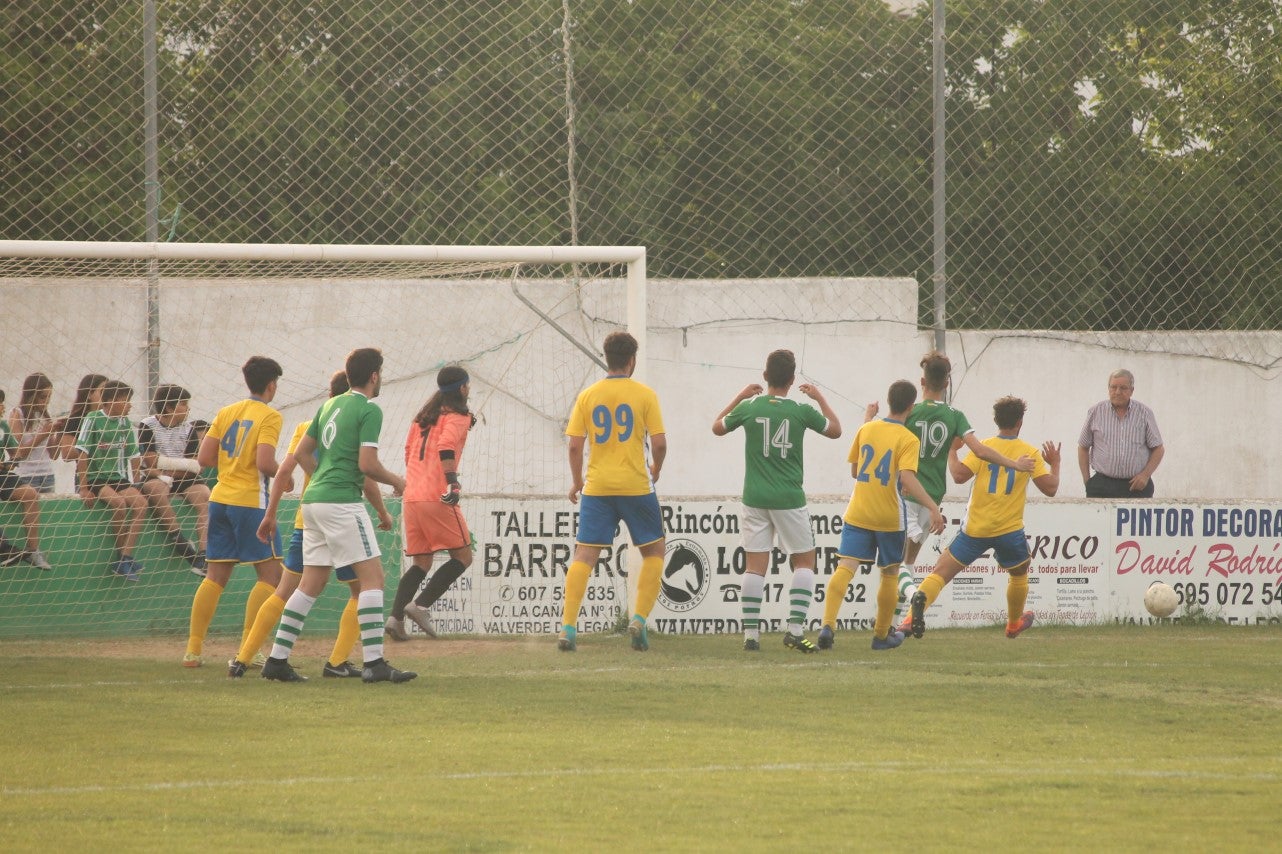 Imágenes del encuentro de vuelta de la eliminatoria de ascenso a Primera División Juvenil Extremeña que se disputó en el Municipal de San Roque y que terminó 4-3, certificándose el ascenso valverdeño (24-05-2019)