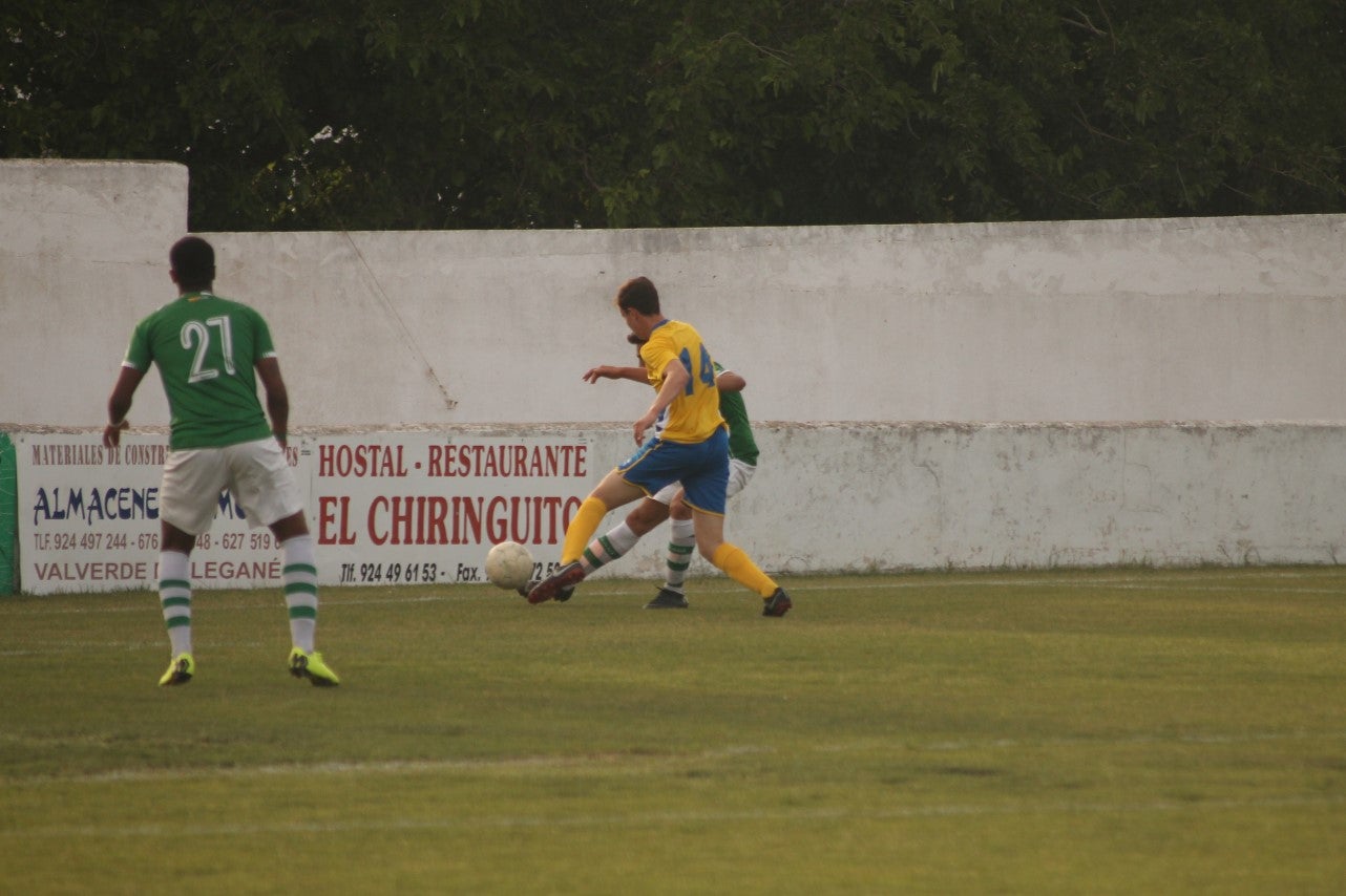 Imágenes del encuentro de vuelta de la eliminatoria de ascenso a Primera División Juvenil Extremeña que se disputó en el Municipal de San Roque y que terminó 4-3, certificándose el ascenso valverdeño (24-05-2019)