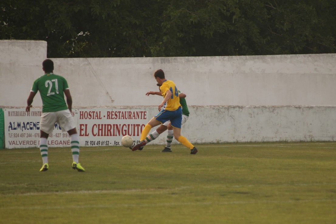 Imágenes del encuentro de vuelta de la eliminatoria de ascenso a Primera División Juvenil Extremeña que se disputó en el Municipal de San Roque y que terminó 4-3, certificándose el ascenso valverdeño (24-05-2019)