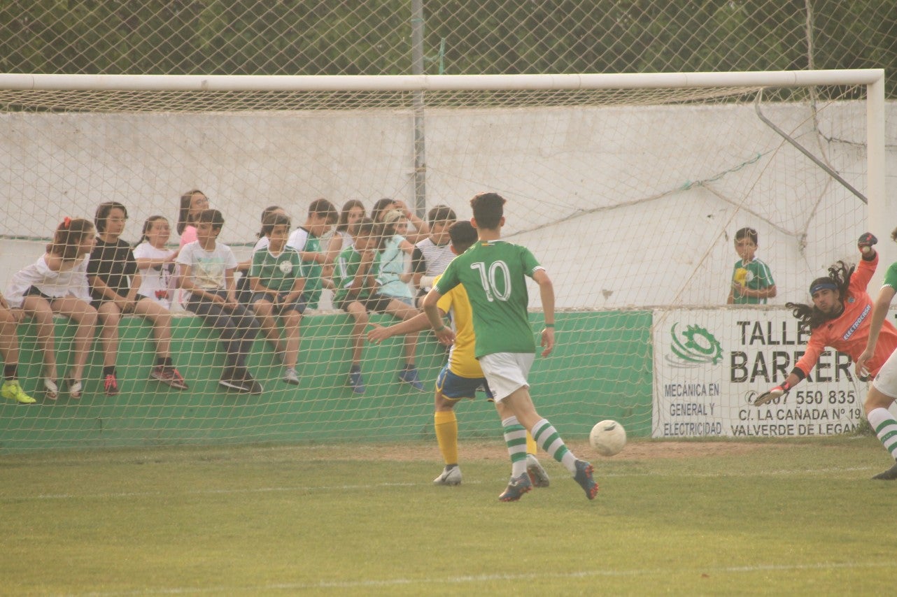 Imágenes del encuentro de vuelta de la eliminatoria de ascenso a Primera División Juvenil Extremeña que se disputó en el Municipal de San Roque y que terminó 4-3, certificándose el ascenso valverdeño (24-05-2019)