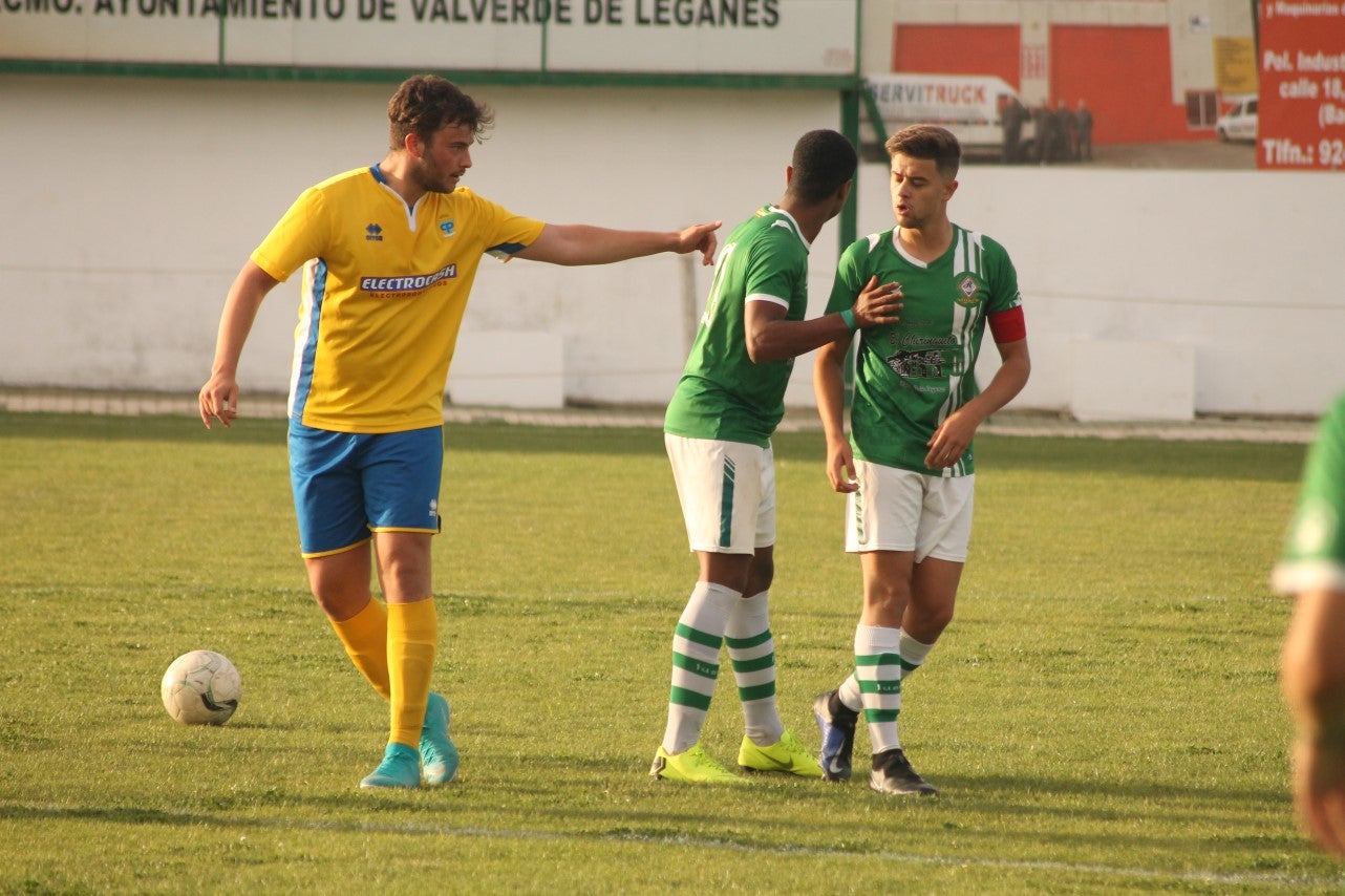 Imágenes del encuentro de vuelta de la eliminatoria de ascenso a Primera División Juvenil Extremeña que se disputó en el Municipal de San Roque y que terminó 4-3, certificándose el ascenso valverdeño (24-05-2019)