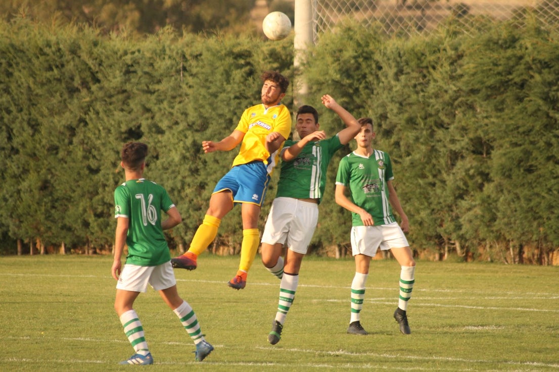 Imágenes del encuentro de vuelta de la eliminatoria de ascenso a Primera División Juvenil Extremeña que se disputó en el Municipal de San Roque y que terminó 4-3, certificándose el ascenso valverdeño (24-05-2019)