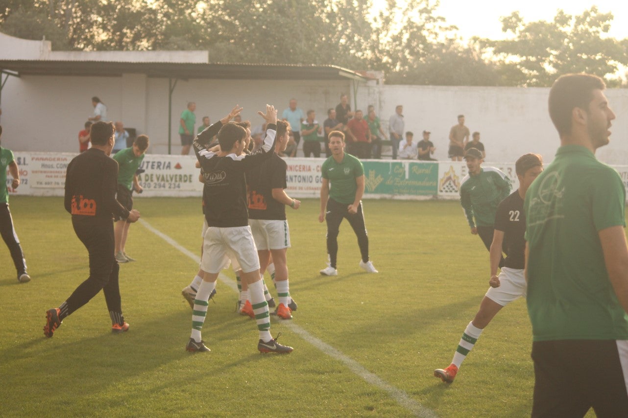 Imágenes del encuentro de vuelta de la eliminatoria de ascenso a Primera División Juvenil Extremeña que se disputó en el Municipal de San Roque y que terminó 4-3, certificándose el ascenso valverdeño (24-05-2019)