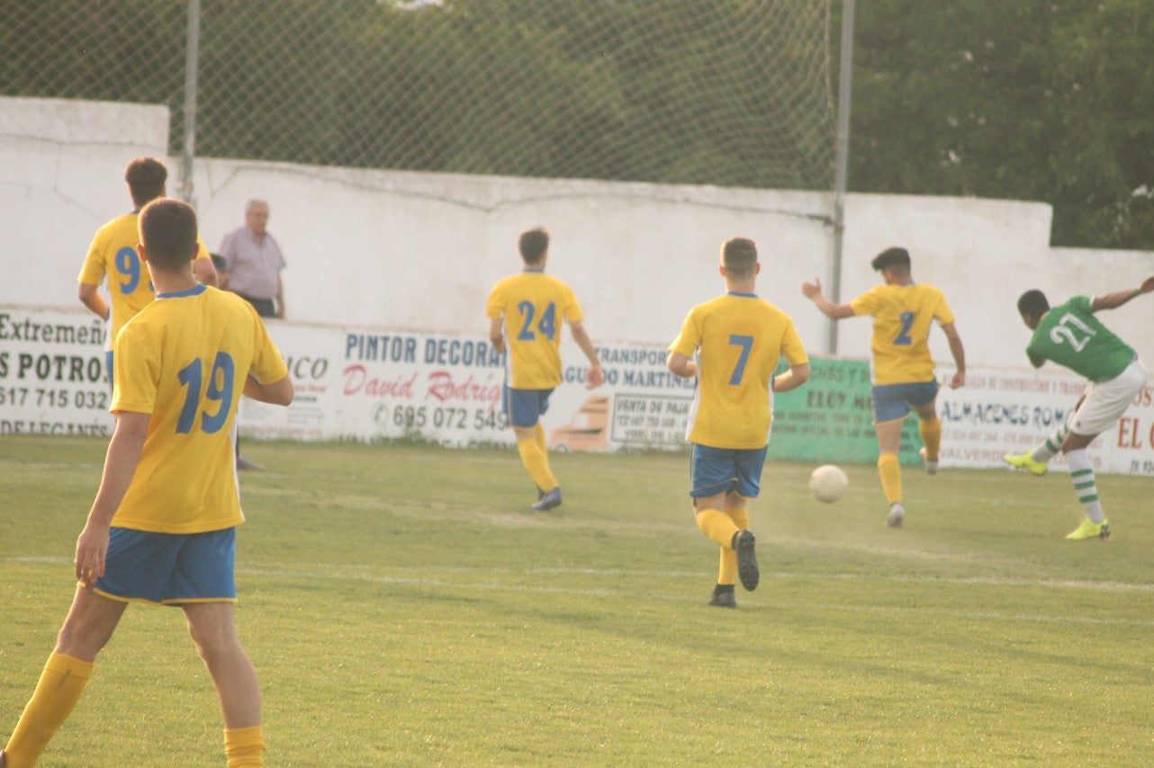 Imágenes del encuentro de vuelta de la eliminatoria de ascenso a Primera División Juvenil Extremeña que se disputó en el Municipal de San Roque y que terminó 4-3, certificándose el ascenso valverdeño (24-05-2019)