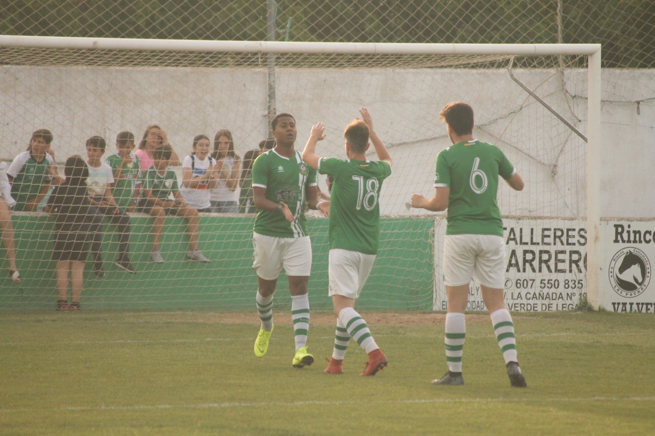 Imágenes del encuentro de vuelta de la eliminatoria de ascenso a Primera División Juvenil Extremeña que se disputó en el Municipal de San Roque y que terminó 4-3, certificándose el ascenso valverdeño (24-05-2019)