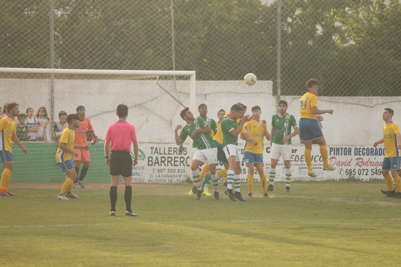 Imágenes del encuentro de vuelta de la eliminatoria de ascenso a Primera División Juvenil Extremeña que se disputó en el Municipal de San Roque y que terminó 4-3, certificándose el ascenso valverdeño (24-05-2019)