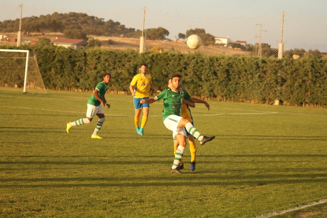 Imágenes del encuentro de vuelta de la eliminatoria de ascenso a Primera División Juvenil Extremeña que se disputó en el Municipal de San Roque y que terminó 4-3, certificándose el ascenso valverdeño (24-05-2019)