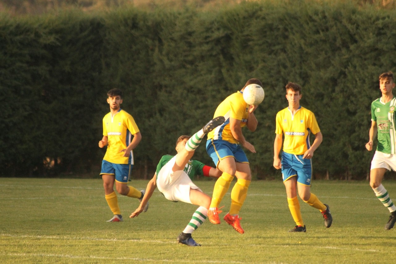 Imágenes del encuentro de vuelta de la eliminatoria de ascenso a Primera División Juvenil Extremeña que se disputó en el Municipal de San Roque y que terminó 4-3, certificándose el ascenso valverdeño (24-05-2019)