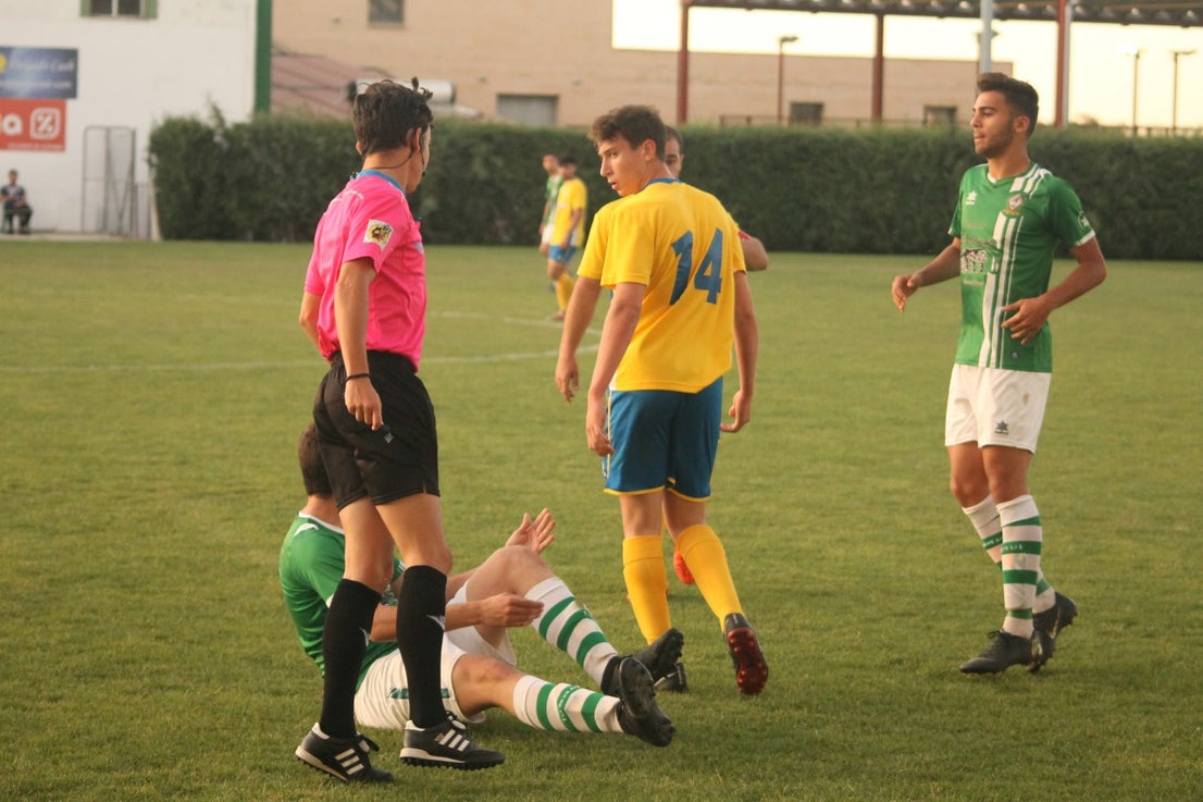 Imágenes del encuentro de vuelta de la eliminatoria de ascenso a Primera División Juvenil Extremeña que se disputó en el Municipal de San Roque y que terminó 4-3, certificándose el ascenso valverdeño (24-05-2019)