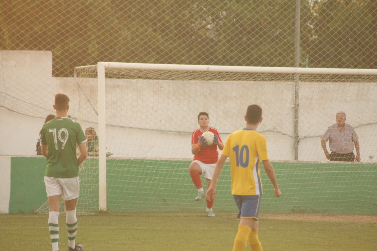 Imágenes del encuentro de vuelta de la eliminatoria de ascenso a Primera División Juvenil Extremeña que se disputó en el Municipal de San Roque y que terminó 4-3, certificándose el ascenso valverdeño (24-05-2019)
