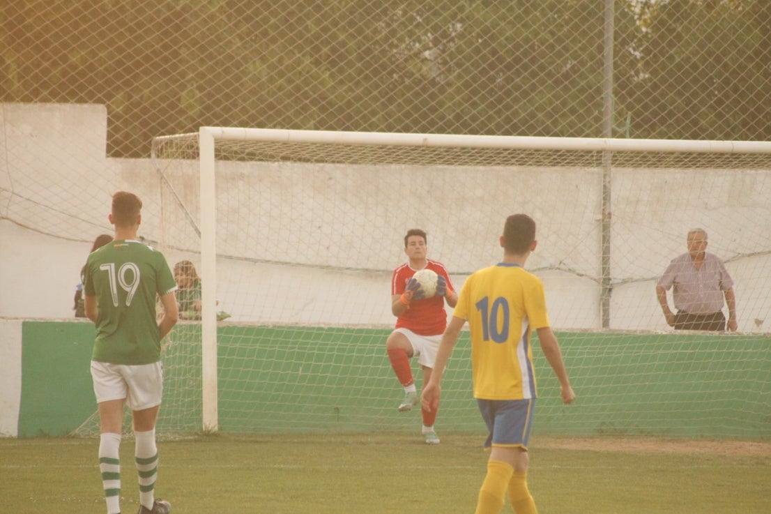 Imágenes del encuentro de vuelta de la eliminatoria de ascenso a Primera División Juvenil Extremeña que se disputó en el Municipal de San Roque y que terminó 4-3, certificándose el ascenso valverdeño (24-05-2019)