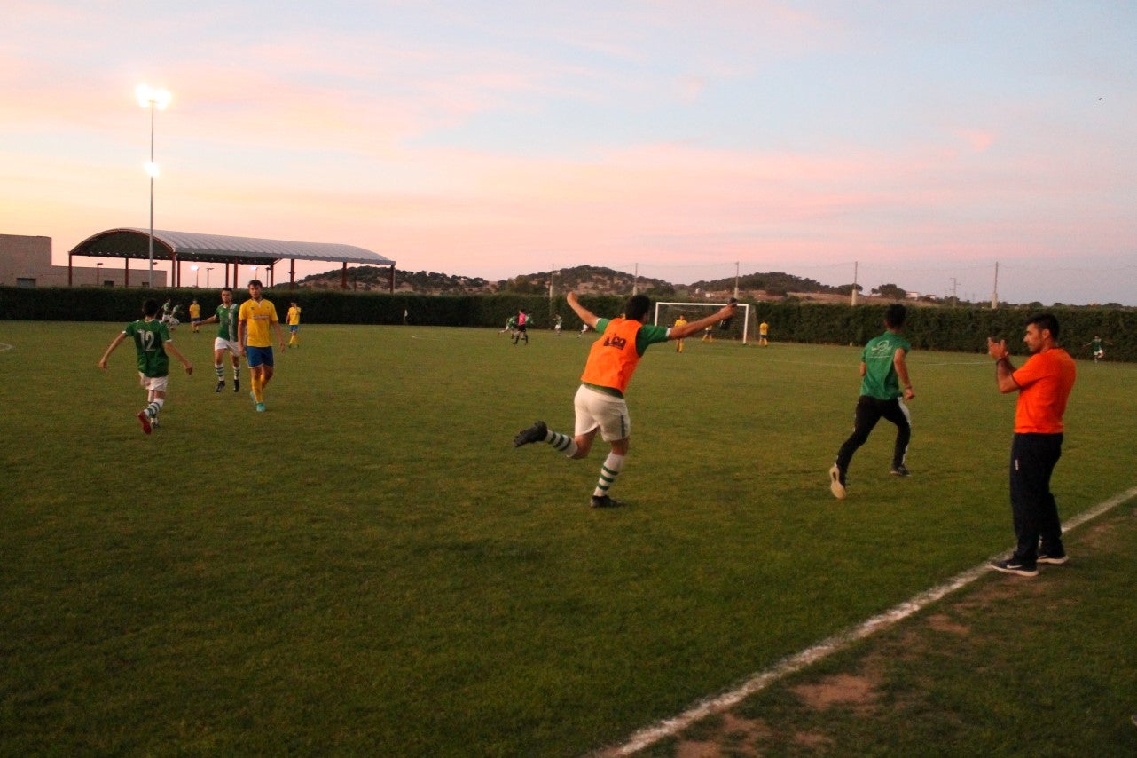 Imágenes del encuentro de vuelta de la eliminatoria de ascenso a Primera División Juvenil Extremeña que se disputó en el Municipal de San Roque y que terminó 4-3, certificándose el ascenso valverdeño (24-05-2019)