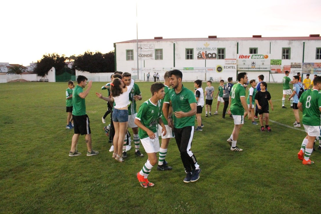 Imágenes del encuentro de vuelta de la eliminatoria de ascenso a Primera División Juvenil Extremeña que se disputó en el Municipal de San Roque y que terminó 4-3, certificándose el ascenso valverdeño (24-05-2019)