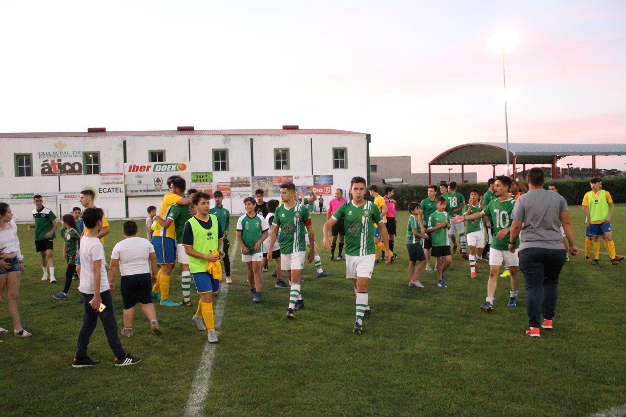 Imágenes del encuentro de vuelta de la eliminatoria de ascenso a Primera División Juvenil Extremeña que se disputó en el Municipal de San Roque y que terminó 4-3, certificándose el ascenso valverdeño (24-05-2019)