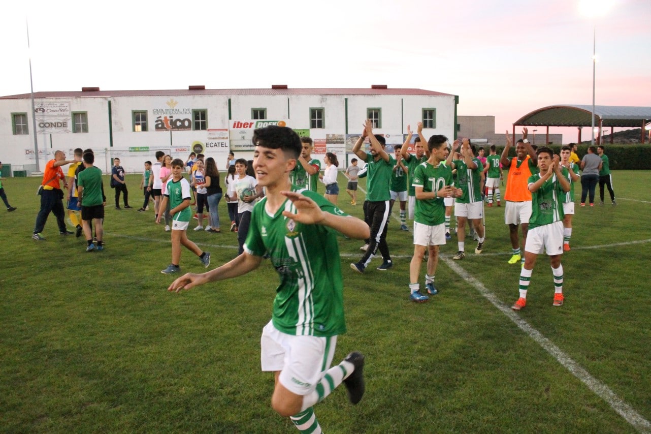 Imágenes del encuentro de vuelta de la eliminatoria de ascenso a Primera División Juvenil Extremeña que se disputó en el Municipal de San Roque y que terminó 4-3, certificándose el ascenso valverdeño (24-05-2019)