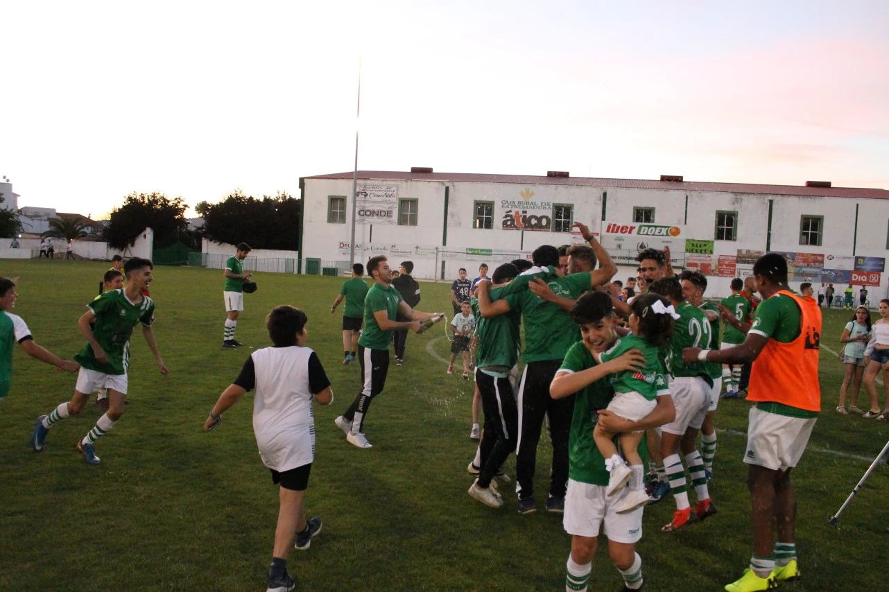 Imágenes del encuentro de vuelta de la eliminatoria de ascenso a Primera División Juvenil Extremeña que se disputó en el Municipal de San Roque y que terminó 4-3, certificándose el ascenso valverdeño (24-05-2019)