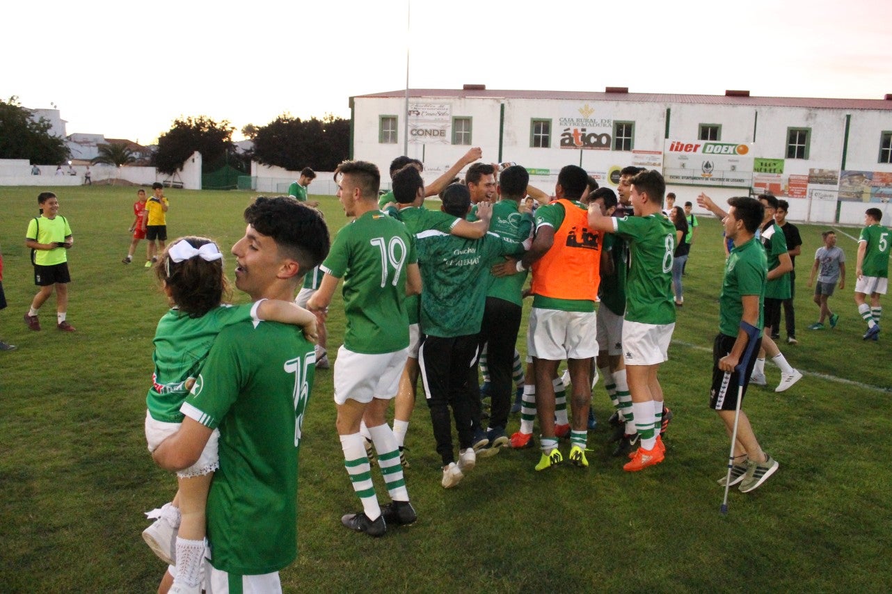 Imágenes del encuentro de vuelta de la eliminatoria de ascenso a Primera División Juvenil Extremeña que se disputó en el Municipal de San Roque y que terminó 4-3, certificándose el ascenso valverdeño (24-05-2019)