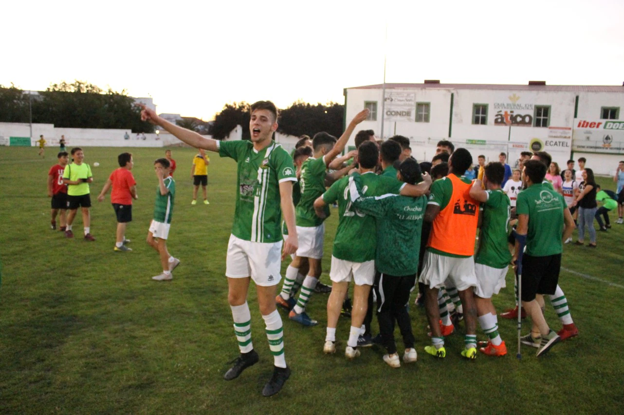 Imágenes del encuentro de vuelta de la eliminatoria de ascenso a Primera División Juvenil Extremeña que se disputó en el Municipal de San Roque y que terminó 4-3, certificándose el ascenso valverdeño (24-05-2019)