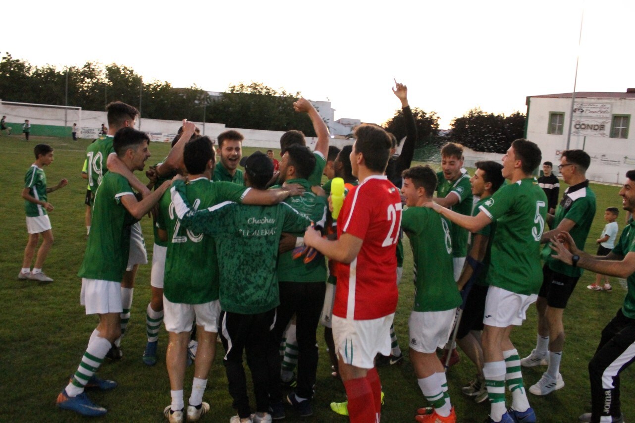 Imágenes del encuentro de vuelta de la eliminatoria de ascenso a Primera División Juvenil Extremeña que se disputó en el Municipal de San Roque y que terminó 4-3, certificándose el ascenso valverdeño (24-05-2019)