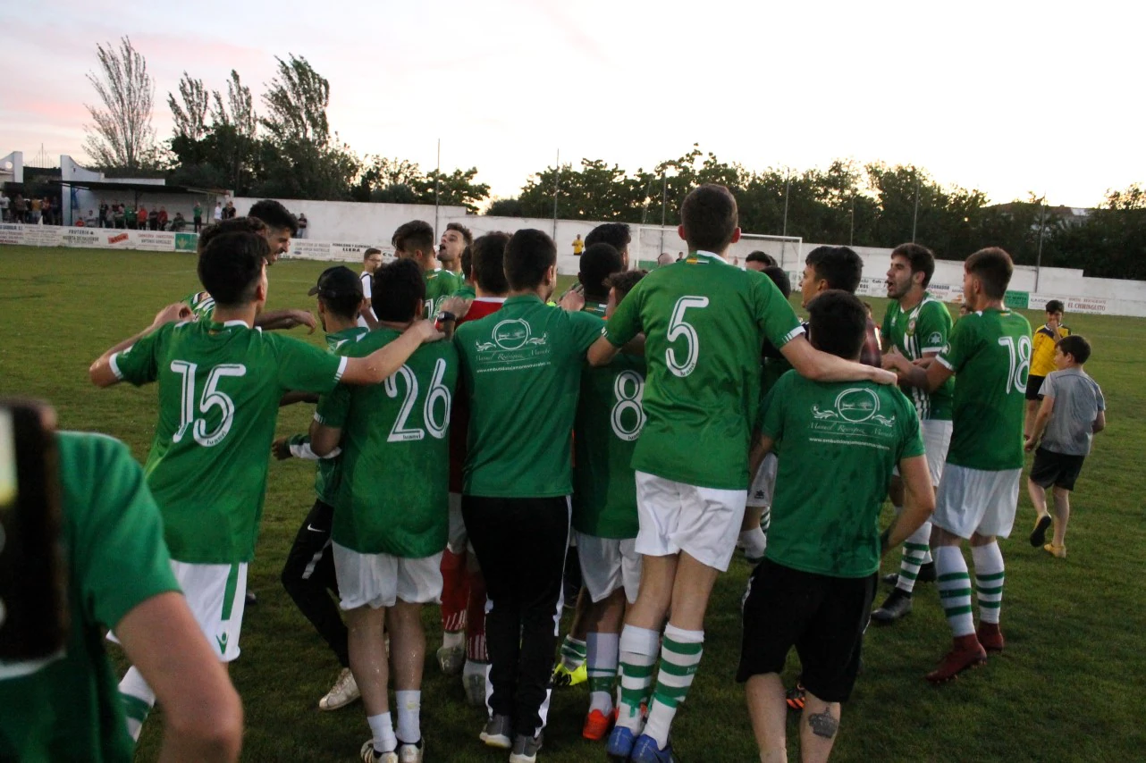 Imágenes del encuentro de vuelta de la eliminatoria de ascenso a Primera División Juvenil Extremeña que se disputó en el Municipal de San Roque y que terminó 4-3, certificándose el ascenso valverdeño (24-05-2019)