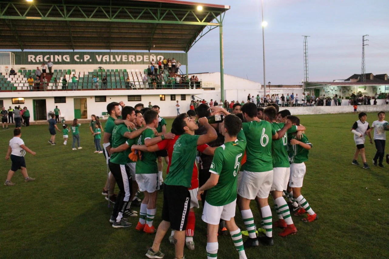 Imágenes del encuentro de vuelta de la eliminatoria de ascenso a Primera División Juvenil Extremeña que se disputó en el Municipal de San Roque y que terminó 4-3, certificándose el ascenso valverdeño (24-05-2019)