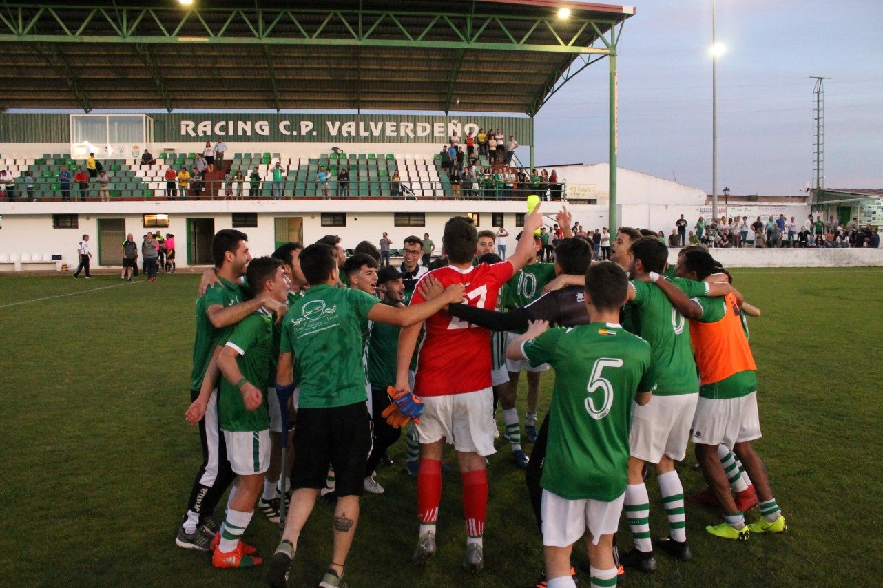 Imágenes del encuentro de vuelta de la eliminatoria de ascenso a Primera División Juvenil Extremeña que se disputó en el Municipal de San Roque y que terminó 4-3, certificándose el ascenso valverdeño (24-05-2019)