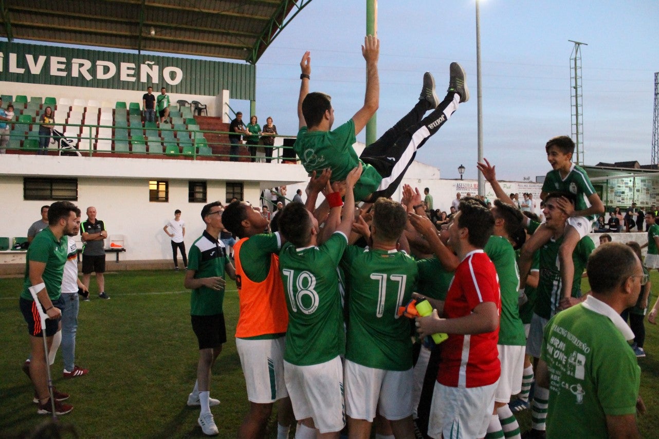 Imágenes del encuentro de vuelta de la eliminatoria de ascenso a Primera División Juvenil Extremeña que se disputó en el Municipal de San Roque y que terminó 4-3, certificándose el ascenso valverdeño (24-05-2019)