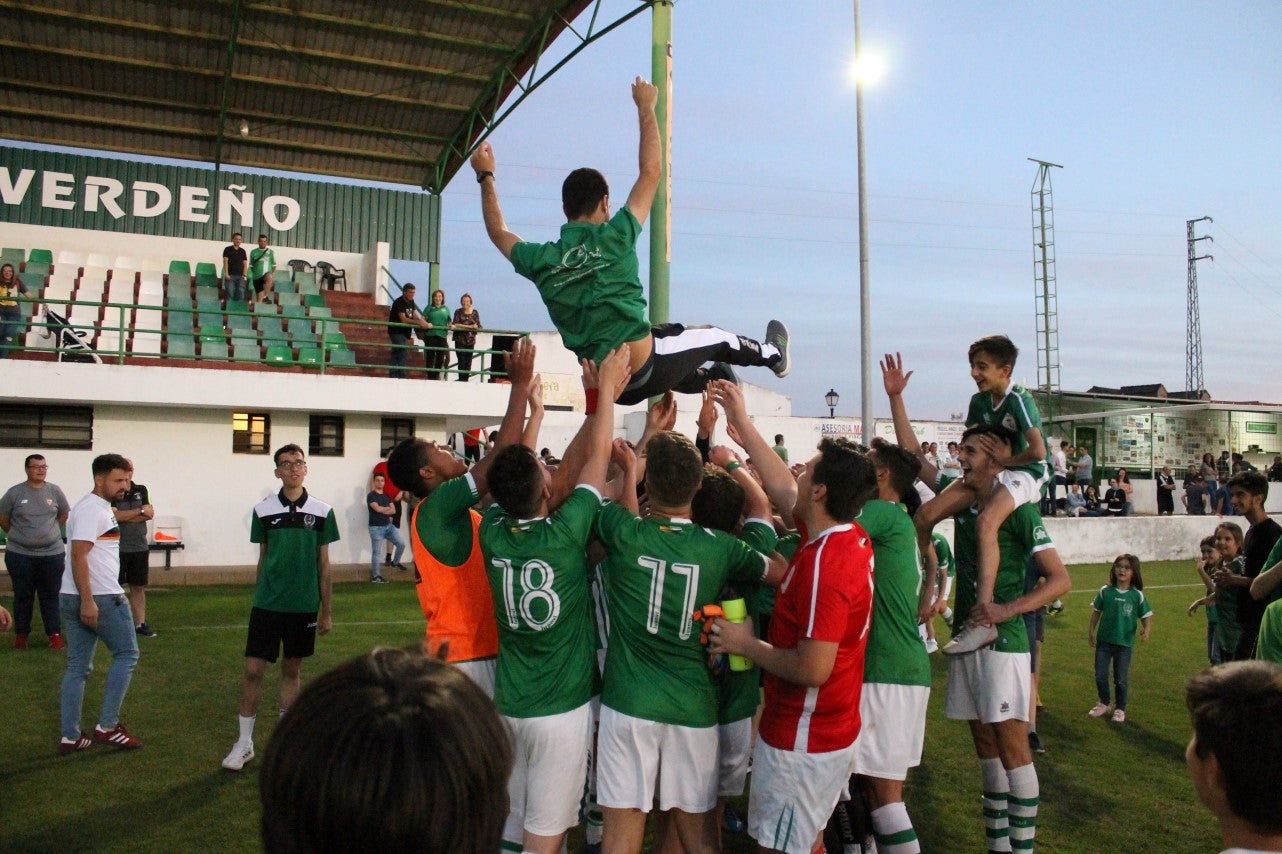 Imágenes del encuentro de vuelta de la eliminatoria de ascenso a Primera División Juvenil Extremeña que se disputó en el Municipal de San Roque y que terminó 4-3, certificándose el ascenso valverdeño (24-05-2019)