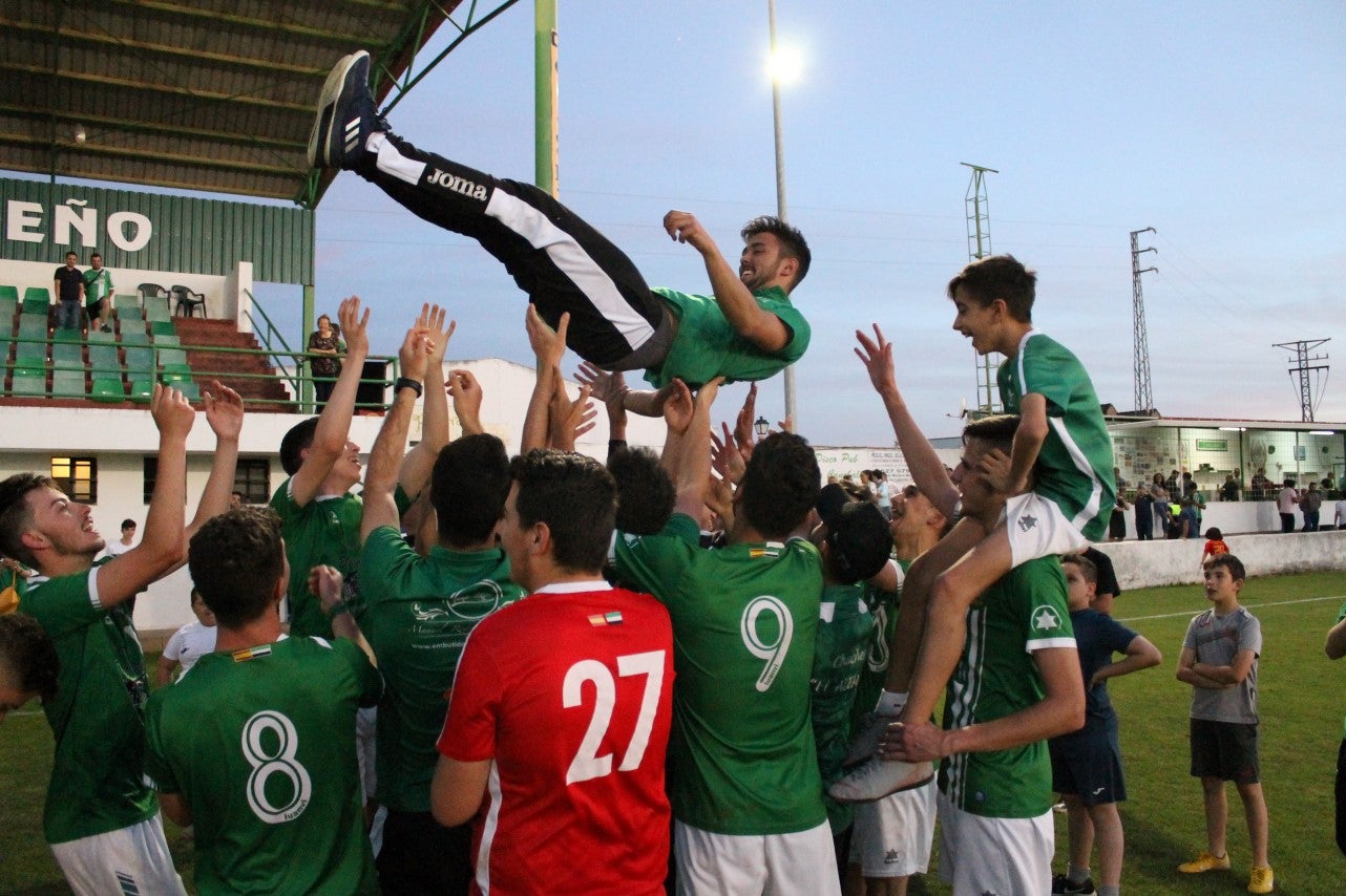 Imágenes del encuentro de vuelta de la eliminatoria de ascenso a Primera División Juvenil Extremeña que se disputó en el Municipal de San Roque y que terminó 4-3, certificándose el ascenso valverdeño (24-05-2019)