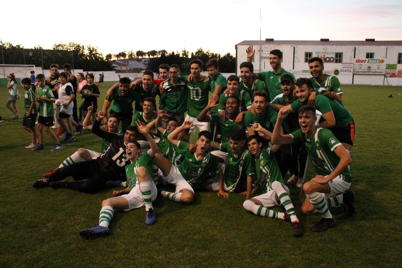 Imágenes del encuentro de vuelta de la eliminatoria de ascenso a Primera División Juvenil Extremeña que se disputó en el Municipal de San Roque y que terminó 4-3, certificándose el ascenso valverdeño (24-05-2019)